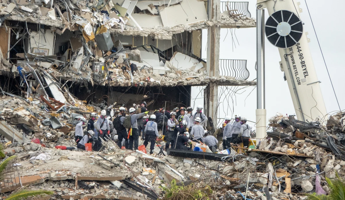 Pod gruzami apartamentowca strażacy odnaleźli ciała czterech kolejnych ofiar tragedii w Surfside na amerykańskiej Florydzie. W zeszłym tygodniu zawalił się tam budynek mieszkalny. Bilans ofiar katastrofy budowlanej wzrósł do 16 - poinformowała burmistrz hrabstwa Miami-Dade Daniella Levine Cava. 147 osób pozostaje zaginionych. 