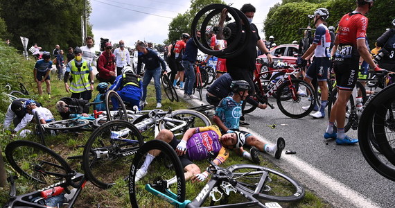 Kobieta, która spowodowała gigantyczną kraksę na trasie pierwszego etapu kolarskiego Tour de France, została aresztowana przez francuską policję. 30-latce może grozić nawet do roku więzienia.
