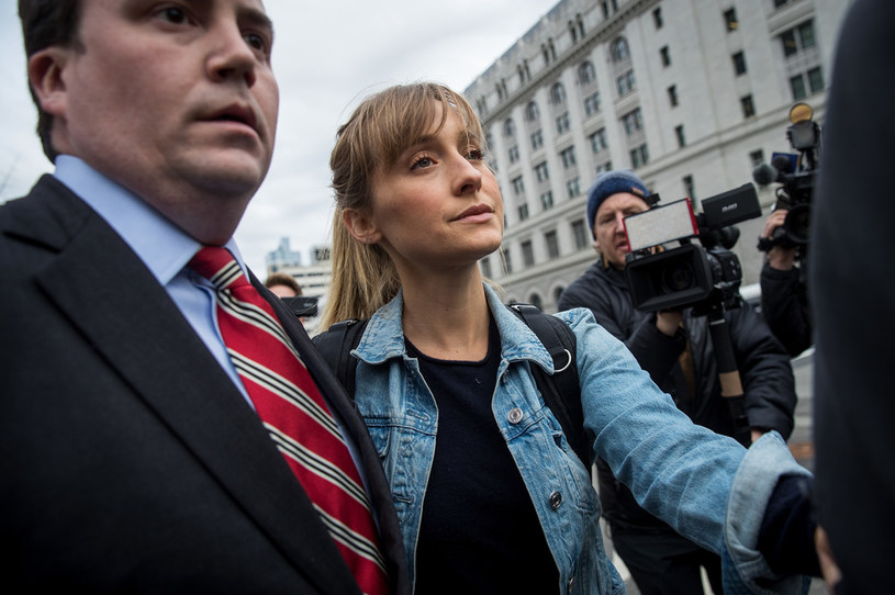 Alison Mack, actriz mejor conocida principalmente por su papel de Chloe Sullivan en la serie. "Secretos de Smallville"Fue condenado a tres años de prisión.  Mac se declaró culpable de reclutar mujeres para su NXIVM basado en el culto y luego obligarlas a tener relaciones sexuales con Keith Rainier en la cabeza.