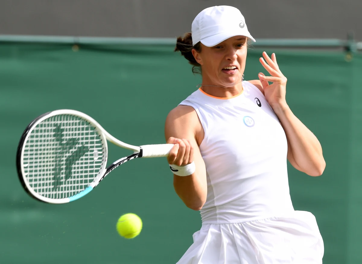 To nie była trudna przeprawa: w drugiej rundzie wielkoszlemowego Wimbledonu Iga Świątek szybko poradziła sobie z Wierą Zwonariową. Rosyjską tenisistkę pokonała 6:1, 6:3.
