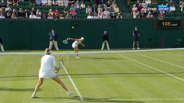 Fantastyczne zagranie Igi Świątek w 2. rundzie turnieju przeciwko Wierze Zwonariowej na kortach Wimbledonu. Polka pokonała rywalkę w dwóch setach 6:1, 6:3.


