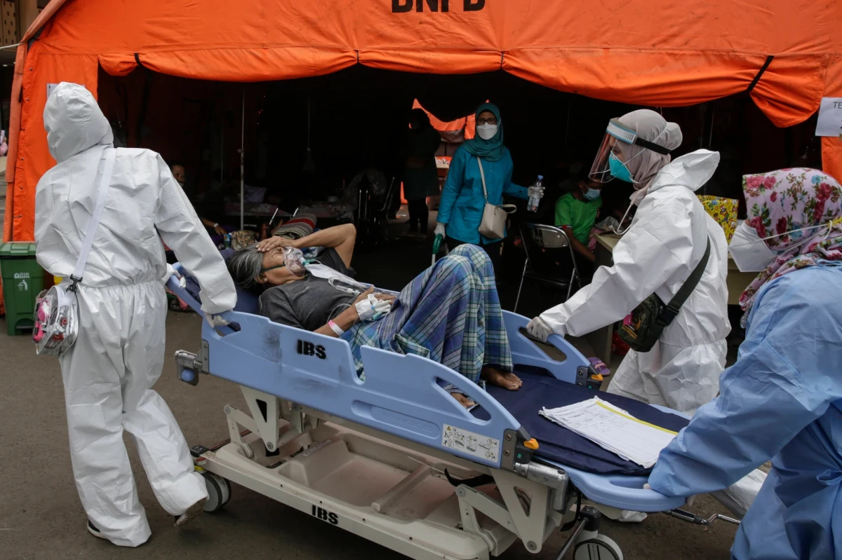 Liczba infekcji koronawirusem gwałtownie rośnie niemal w całym regionie Azji Południowo-Wschodniej, a rządy poszczególnych państw zaostrzają restrykcje. Do pogorszenia sytuacji epidemicznej przyczyniają się nowe warianty wirusa, a w niektórych krajach - zbyt wolna kampania szczepień i brak zasobów medycznych.