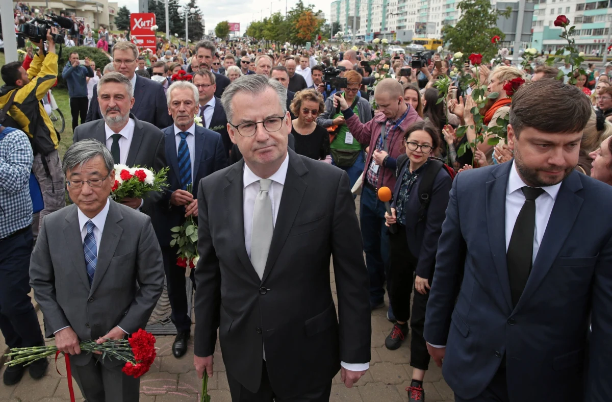 Ambasador UE na Białorusi Dirk Schuebel wyjechał z tego kraju po rekomendacji miejscowego Ministerstwa Spraw Zagranicznych, ogłoszonej w reakcji na czwarty pakiet sankcji unijnych na reżim Alaksandra Łukaszenki. MSZ Niemiec poinformowało, że władze Białorusi zażądały przerwania działalności Instytutu Goethego w tym kraju.