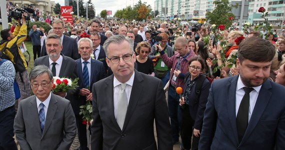 Ambasador UE na Białorusi Dirk Schuebel wyjechał z tego kraju po rekomendacji miejscowego Ministerstwa Spraw Zagranicznych, ogłoszonej w reakcji na czwarty pakiet sankcji unijnych na reżim Alaksandra Łukaszenki. MSZ Niemiec poinformowało, że władze Białorusi zażądały przerwania działalności Instytutu Goethego w tym kraju.