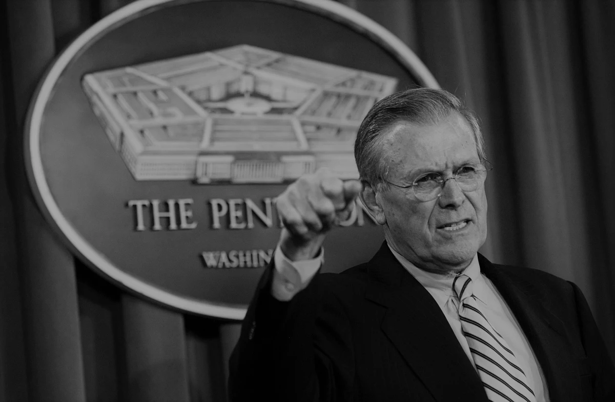 Były minister obrony USA Donald Rumsfeld zmarł w wieku 88 lat - poinformowała jego rodzina. Rumsfeld był jednym z najbardziej wpływowych ludzi w Waszyngtonie i uznawany jest za jednego z architektów amerykańskiego ataku na Irak i obalenia reżimu Saddama Husajna w 2003 roku.