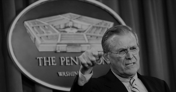 Były minister obrony USA Donald Rumsfeld zmarł w wieku 88 lat - poinformowała jego rodzina. Rumsfeld był jednym z najbardziej wpływowych ludzi w Waszyngtonie i uznawany jest za jednego z architektów amerykańskiego ataku na Irak i obalenia reżimu Saddama Husajna w 2003 roku.