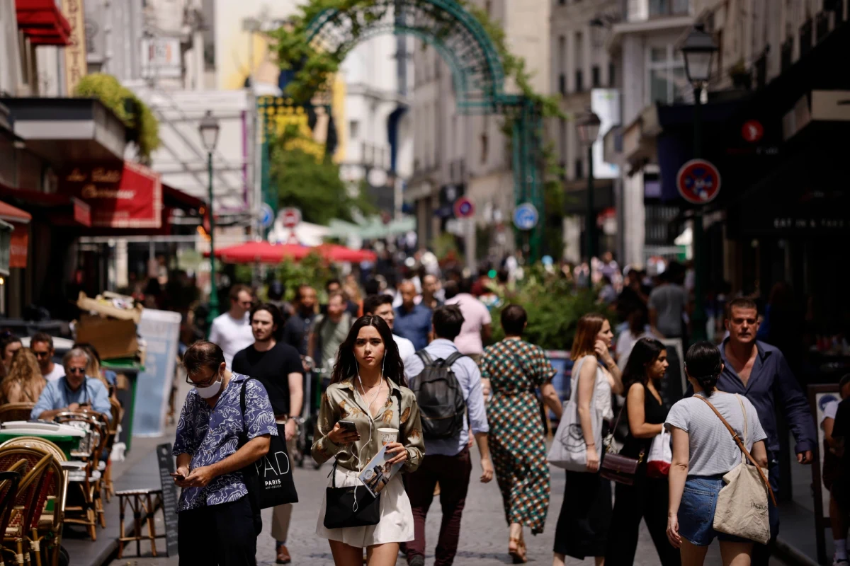 We Francji rozpoczął się wczoraj ostatni etap wychodzenia z lockdownu. Władze zdecydowały o rezygnacji z limitów osób m.in. w restauracjach, barach, sklepach, obiektach sportowych oraz placówkach kultury.