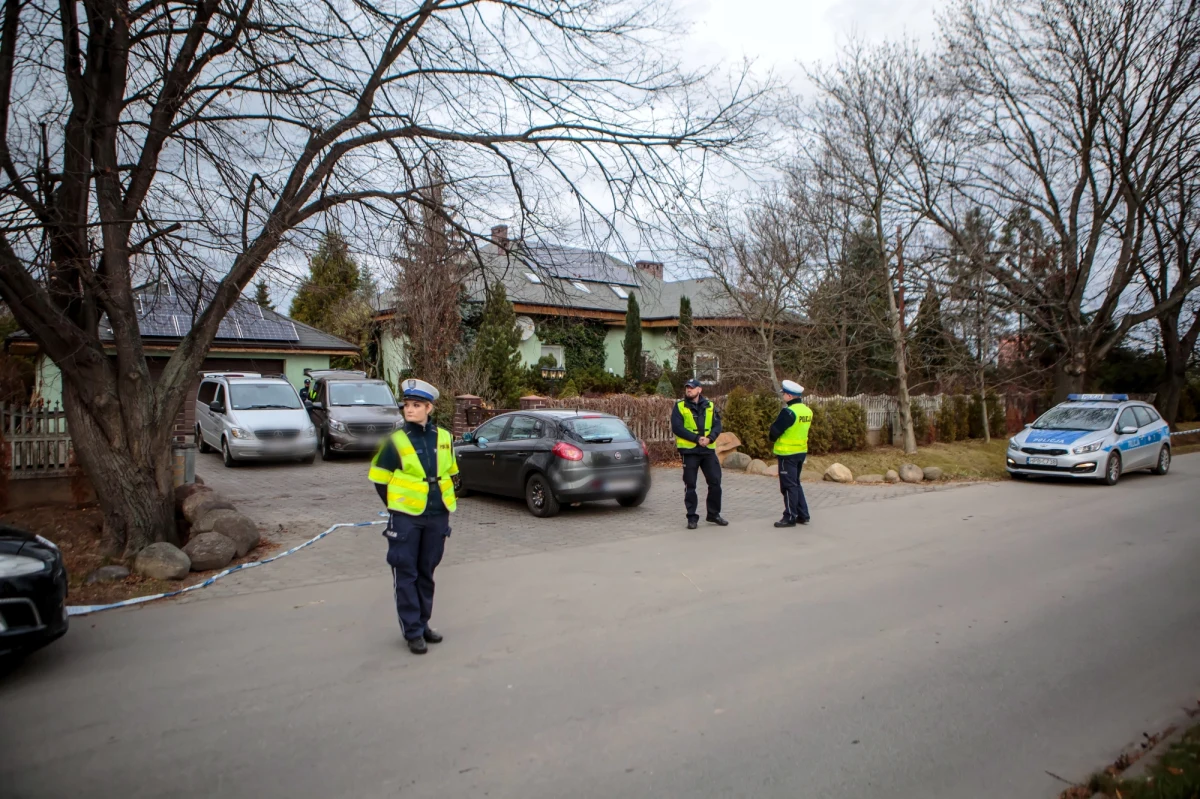 Prokuratura Okręgowa w Świdnicy skierowała do sądu akt oskarżenia przeciwko Marcelowi C. Będzie on odpowiadał za zabójstwo ze szczególnym okrucieństwem swoich rodziców, a także młodszego brata. Chodzi o zdarzenia z grudnia 2019 roku z Ząbkowic Śląskich. 