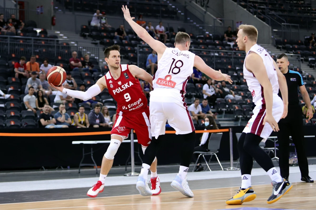 Reprezentacja Polski koszykarzy w swoim drugim meczu turnieju kwalifikacyjnego do igrzysk olimpijskich zmierzy się dziś w Kownie ze Słowenią. Stawką jest pierwsze miejsce w grupie B i uniknięcie w półfinale gospodarza turnieju, Litwy. Początek o godz. 15:30.