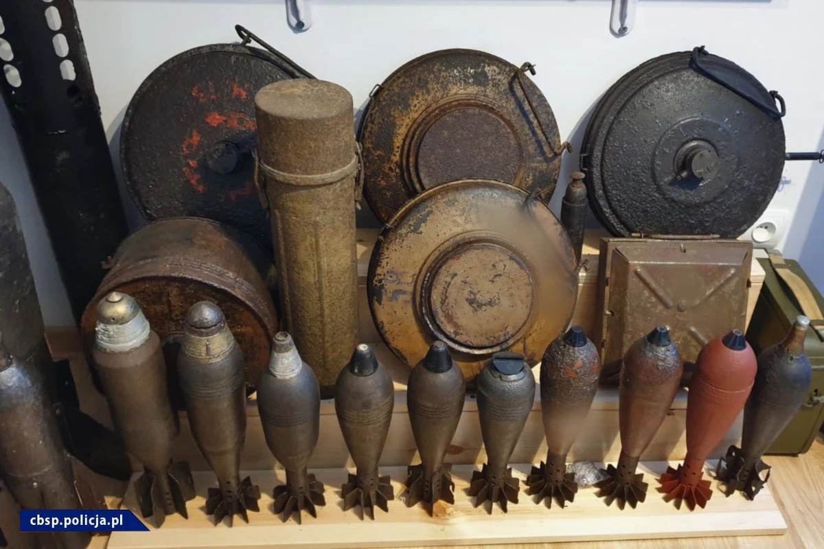 Dwóch policjantów zostało zatrzymanych w śledztwie przeciwko grupie przestępczej handlarzy i przemytników broni. Według mundurowych z Zarządu Centralnego Biura Śledczego Policji w Łodzi i Łódzkiego Wydziału Zamiejscowego Departamentu do Spraw Przestępczości Zorganizowanej i Korupcji Prokuratury Krajowej w Łodzi, gang zaopatrywał przestępców, kłusowników i kolekcjonerów.