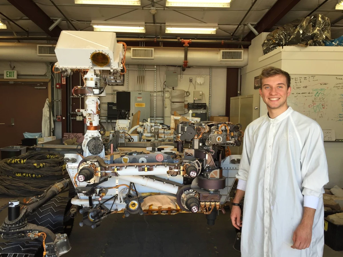 Łazik Perseverance rozpoczął z początkiem czerwca naukowy etap swojej misji na Marsie. Po lądowaniu w lutym, pierwszych testach aparatury i wsparciu próbnych lotów helikopterka Ingenuity, teraz łazik przystąpił do badań Krateru Jezero i przygotowań do pobrania pierwszych próbek skał i gruntu, których analiza ma pomóc w ocenie, czy na Czerwonej Planecie mogło istnieć życie. O przygotowaniach do pierwszych wierceń na Marsie opowiada RMF FM Mieszko Salamon – inżynier misji Perseverance z laboratorium Jet Propulsion Laboratory w Kalifornii.