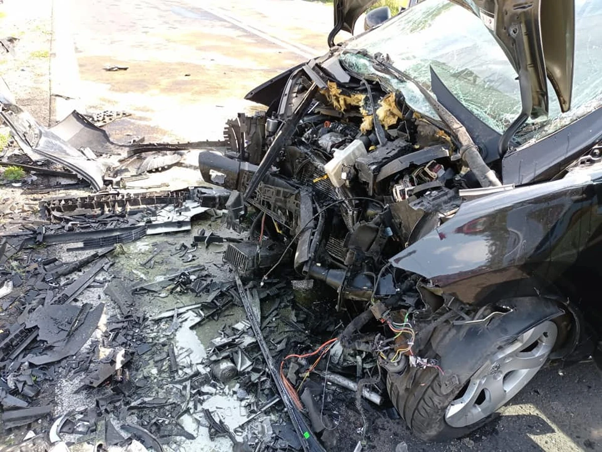 Sześcioletnie dziecko zginęło w czołowym zderzeniu samochodu z busem w wielkopolskim Galewie. Dwie pozostałe osoby jadące autem zostały przetransportowane do szpitala śmigłowcem Lotniczego Pogotowia Ratunkowego. Ratownicy opatrzyli też dwie ranne osoby, które podróżowały busem.