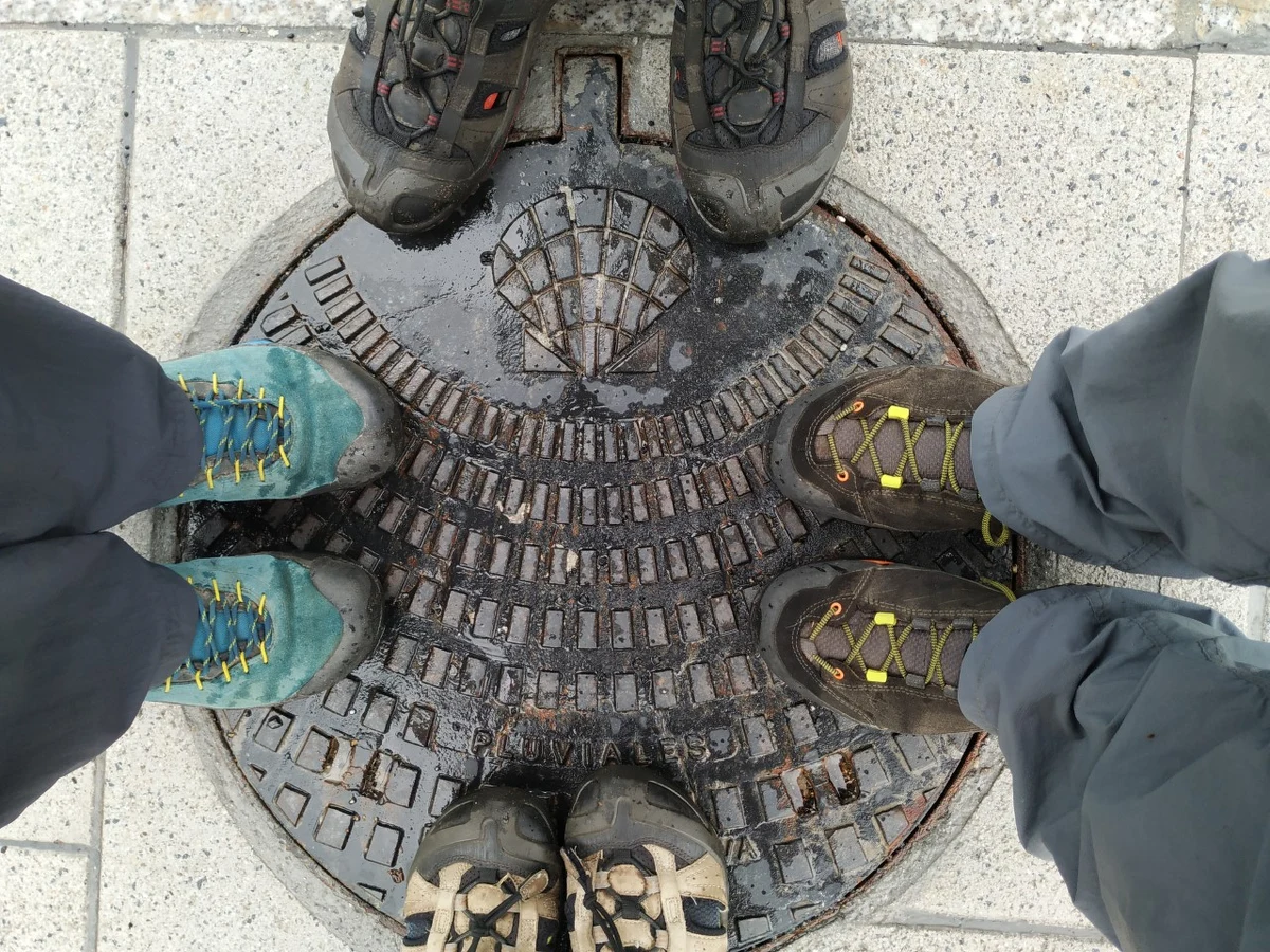 Przez internet można kupić wiele elementów odzieży czy wyposażenia turystycznego, ale buty powinniśmy przymierzyć i wybrać w sklepie. I warto na to przeznaczyć nieco więcej czasu - przekonuje Kazimierz Stagrowski, przewodnik tatrzański, właściciel sklepu „Wierchy” w Krakowie, najstarszego z działających wciąż w Polsce sklepów górskich. W rozmowie z RMF FM tłumaczy, na co powinniśmy zwrócić uwagę, gdy chcemy dobrze wyposażyć się na długą pieszą wędrówkę. I dlaczego od deszczu najlepszy jest… parasol.