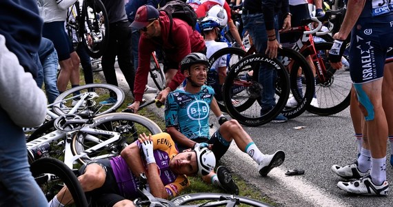 Organizatorzy Tour de France wycofali zarzuty wobec kobiety, która spowodowała groźny wypadek na pierwszym etapie tego wyścigu. Trzymając transparent wysunęła się na drogę, powodując upadek Niemca Tony'ego Martina i poprzez efekt domina wielu innych kolarzy.