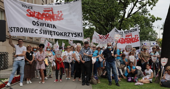Realizacji przez rząd porozumienia z kwietnia 2019 r. w zakresie wynagrodzenia nauczycieli, w tym m.in. powiązania wysokości wynagrodzenia nauczycieli ze średnim wynagrodzeniem w gospodarce domagali się protestujący dzisiaj w Warszawie nauczyciele z sekcji oświatowej NSZZ "Solidarność".