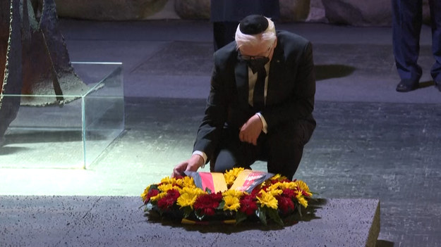 Prezydent Niemiec Frank-Walter Steinmeier i ustępujący prezydent Izraela Reuven Rivlin wzięli udział w ceremonii złożenia wieńca w Jerozolimie w Jad Waszem, Instytucie Pamięci Męczenników i Bohaterów Holokaustu.