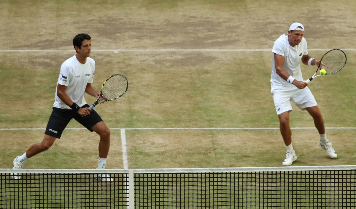 Rozstawieni z numerem ósmym Łukasz Kubot i brazylijski tenisista Marcelo Melo awansowali do drugiej rundy debla w wielkoszlemowym Wimbledonie. Na otwarcie pokonali Amerykanów Nathaniela Lammonsa i Jacksona Withrowa 6:4, 5:7, 6:4.