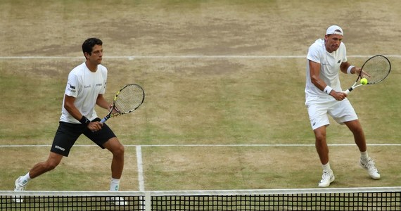 Rozstawieni z numerem ósmym Łukasz Kubot i brazylijski tenisista Marcelo Melo awansowali do drugiej rundy debla w wielkoszlemowym Wimbledonie. Na otwarcie pokonali Amerykanów Nathaniela Lammonsa i Jacksona Withrowa 6:4, 5:7, 6:4.