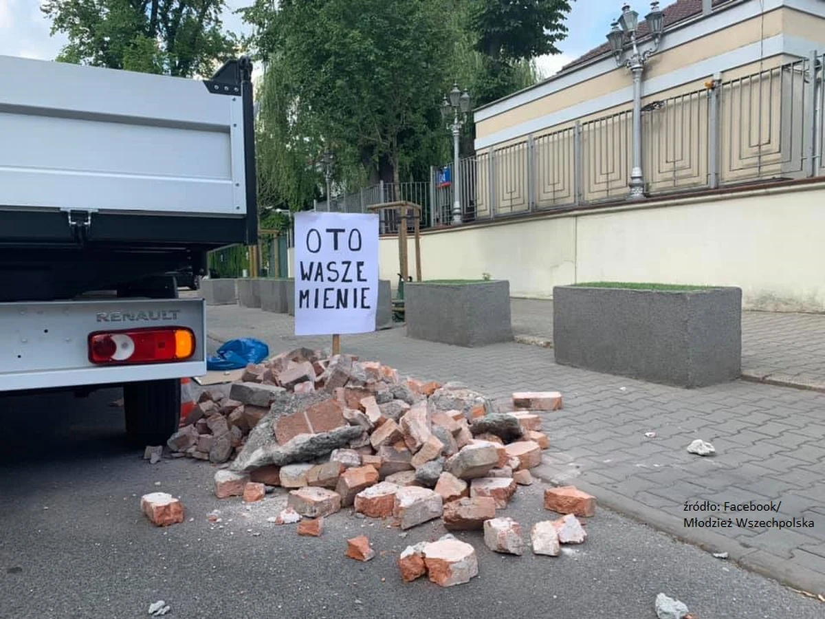 „Oto wasze mienie” – kartkę z takim napisem zamieścili przedstawiciele Młodzieży Polskiej przy wysypanej przez nich stercie gruzu pod ambasadą Izraela. „Troszkę przekroczyliśmy wartość tego, co zostało po wojnie, ale to nic - reszty nie trzeba” – dodali działacze w wyjaśniającym wpisie na Facebooku. To oburzyło Gminę Żydowską, która wydała oświadczenie w sprawie. Na internetową odpowiedź Młodzieży Wszechpolskiej nie trzeba było długo czekać. 