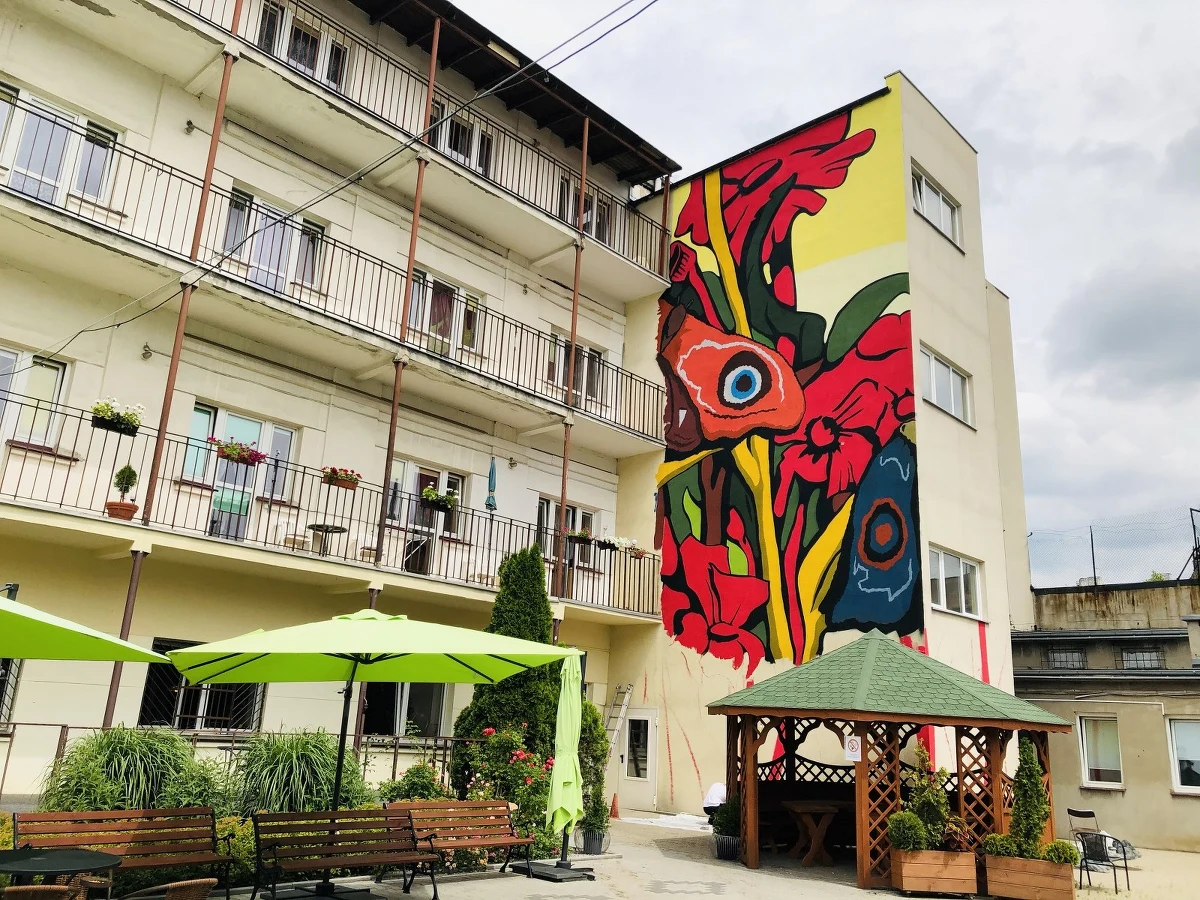 Barwny ogród z motylami, inspirowany folklorem – powstaje na ścianie 2. Domu Pomocy Społecznej w Łodzi. Malowidło ma 14 metrów wysokości i zajmie trzy ściany. Jest na etapie powstawania, ale już widać jego główny zarys i pomysł. 