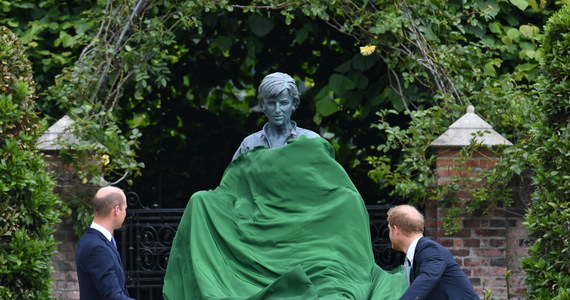 W Zatopionym Ogrodzie w Pałacu Kensington odsłonięty został pomnik tragicznie zmarłej księżnej Diany. Monument odsłonili jej synowie, książęta William i Harry, którzy spotkali się po raz drugi od czasu Megxitu.