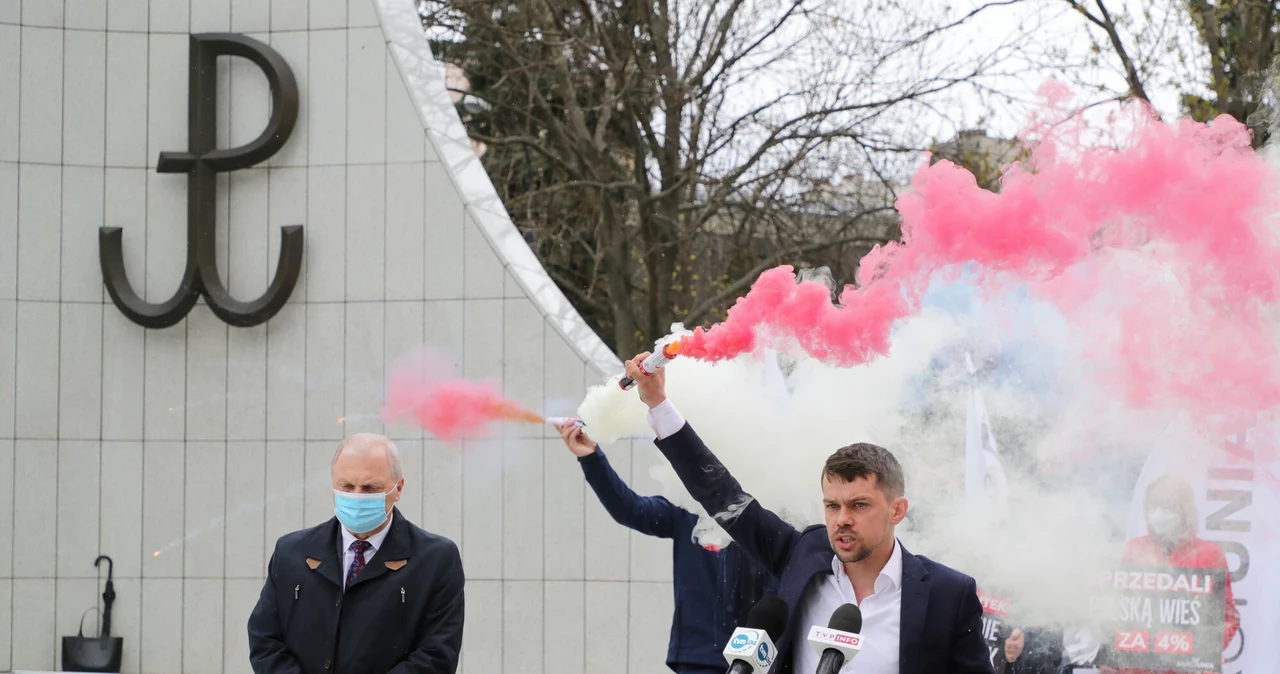 Konferencja prasowa lidera AGROunii Michała Kołodziejczaka, posła Lecha Kołakowskiego oraz prezesa Krajowej Rady Izb Rolniczych Wiktora Szmulewicza przed Sejmem. N/z Lech Kołakowski, Michał Kołodziejczak, Wiktor Szmulewicz.