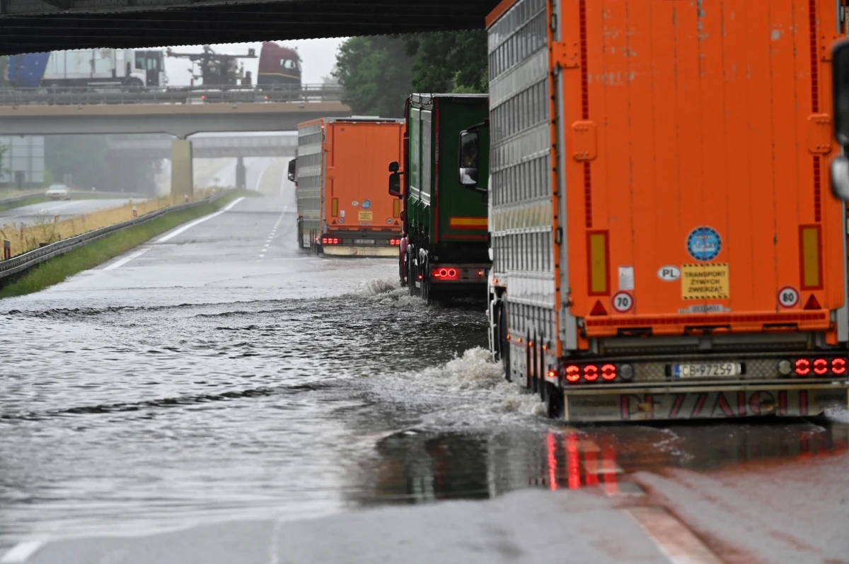 Dziś pogoda będzie zdecydowanie lepsza niż wczoraj - przewiduje synoptyk i rzecznik IMGW Grzegorz Walijewski. "Burze mogą pojawić się jedynie miejscami na wschodzie i na Podkarpaciu" - podkreśla synoptyk. Większą ulgę w pogodzie przyniesie dopiero niedziela.