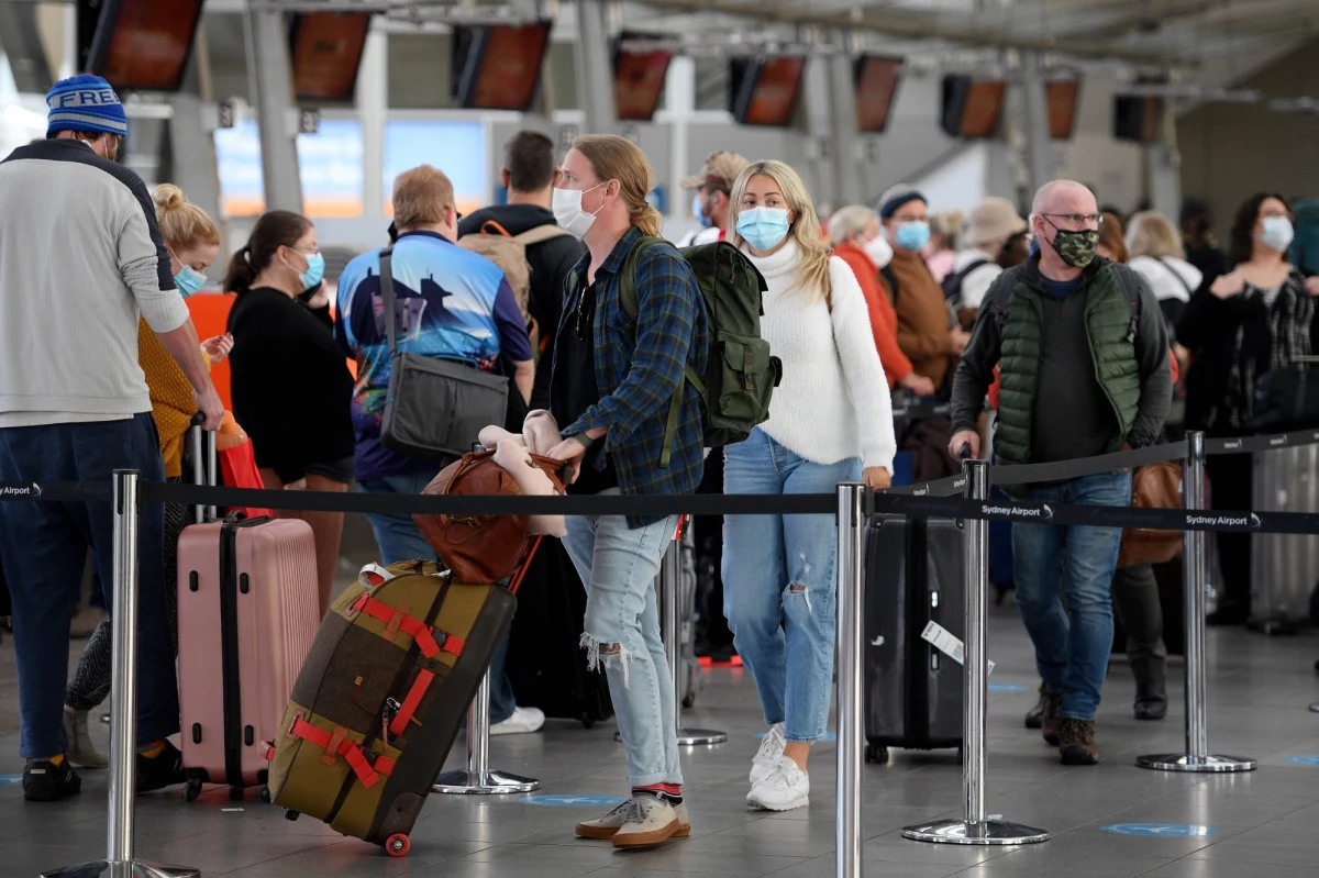 Chaos i kolejki na lotniskach, czas odprawy wydłużony pięć razy - tak sytuację w niektórych europejskich portach lotniczych - po wejściu unijnych przepustek Covid - opisuje w piątek włoski dziennik „Corriere della Sera”. Protestują przewoźnicy i zarządy lotnisk - czytamy. 