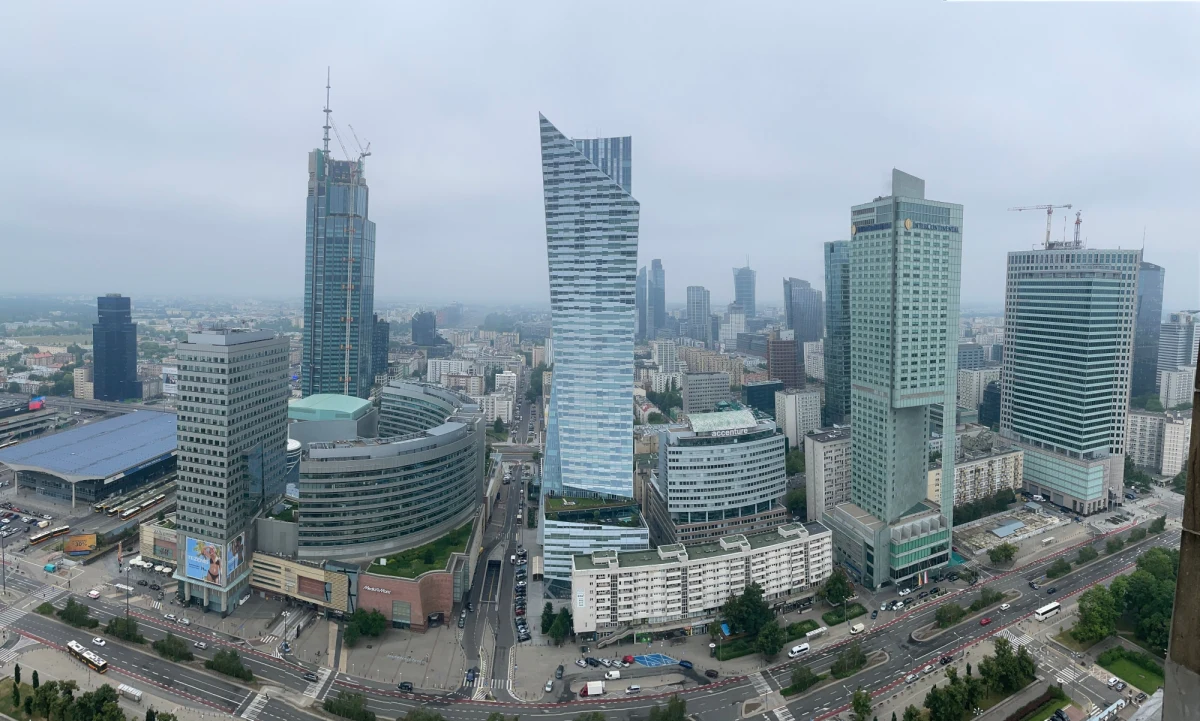 Widoki na Polskę - to propozycja RMF FM na wakacje. Będziemy się wspinać na szczyty (niekoniecznie górskie) i opowiadać Wam, jak piękny jest nasz kraj, prawie z lotu ptaka. Zaczynamy w Warszawie. A jeśli stolica, to mierzący 237 metrów Pałac Kultury i Nauki.