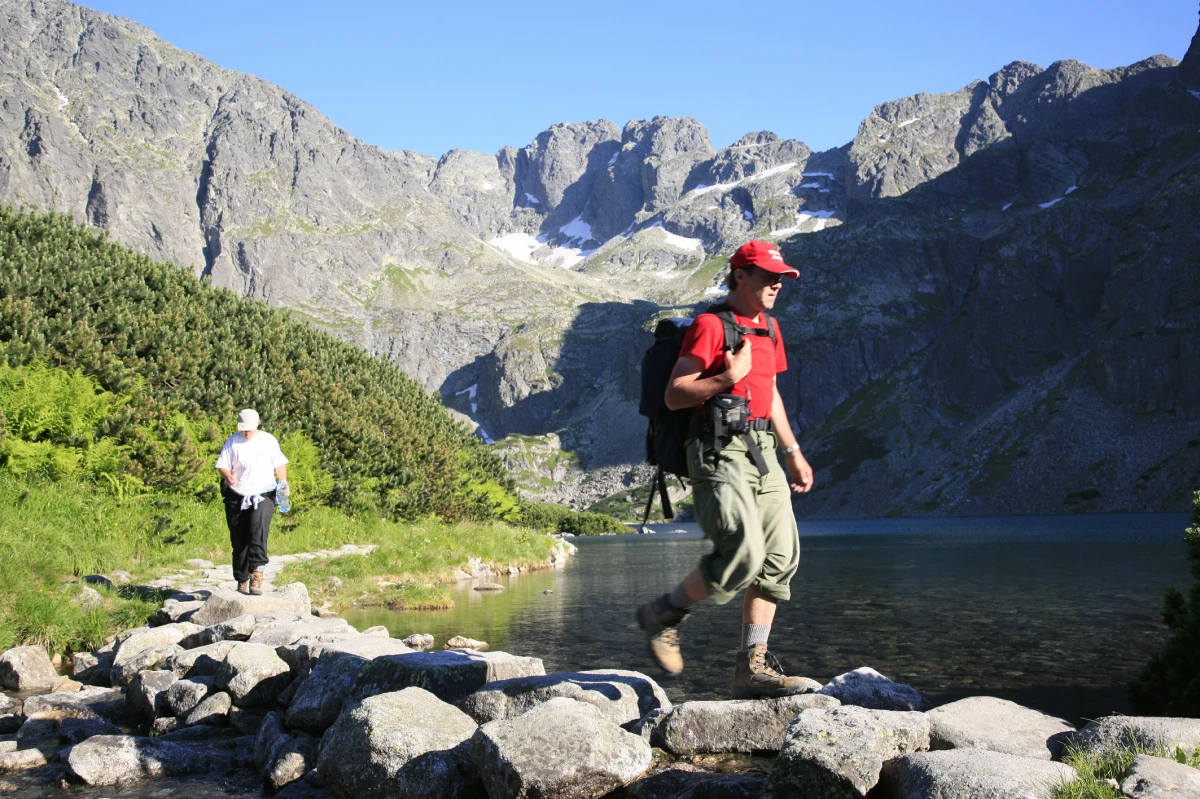 Jeśli planujemy naprawdę długą wędrówkę, musimy mieć świadomość, że nasz narząd ruchu, nie jest być może przygotowany na tak ekstremalny wysiłek od razu. Trzeba wcześniej przespacerować się na krótsze dystanse, poznać swoje ciało, zobaczyć, czy mamy odpowiednie obuwie. Nie zostawiajmy tego na ostatni moment, spróbujmy kilka tygodni wcześniej – radzi w rozmowie z RMF FM, chirurg, ortopeda, doktor Jan Paradowski. Jak podkreśla, w czasie samych długodystansowych wycieczek trzeba pić dużo wody, chronić się przed słońcem, pamiętać o odpoczynkach. Dla mięśni bardzo ważny jest też… dobry sen. 