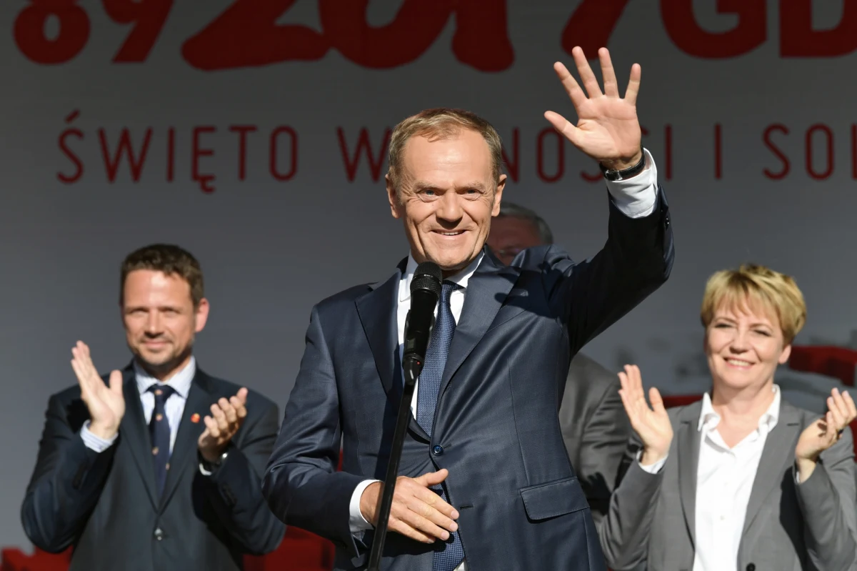 "Rozmowy idą w dobrą stronę, jesteśmy blisko porozumienia" - powiedział członek zarządu PO Robert Kropiwnicki. W piątek kontynuowane są rozmowy między Donaldem Tuskiem, Borysem Budką i Rafałem Trzaskowskim. "Myślę, że w sobotę rano wszystko będzie jasne" - dodał Kropiwnicki.