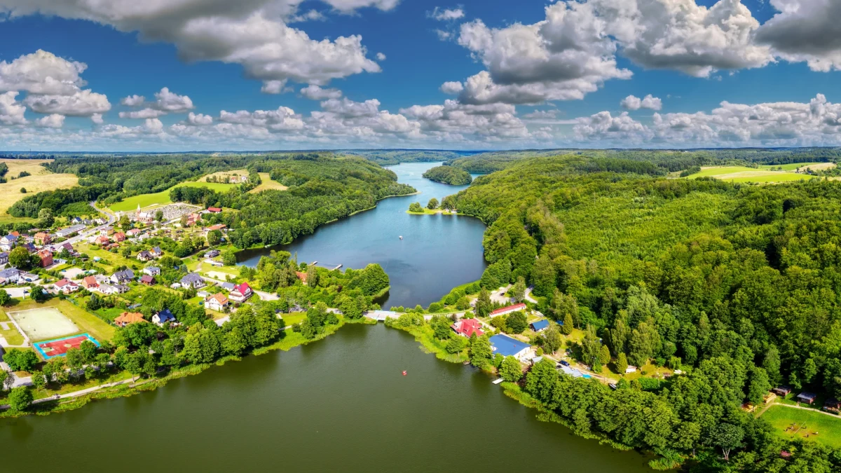 Szwajcaria Kaszubska to pierwszy przystanek w naszym wakacyjnym cyklu "zagraniczne" miejsca na turystycznej mapie Polski. Uznawana jest za najbardziej atrakcyjny region Kaszub. Sercem Szwajcarii Kaszubskiej jest utworzony w 1984 roku Kaszubski Park Krajobrazowy.