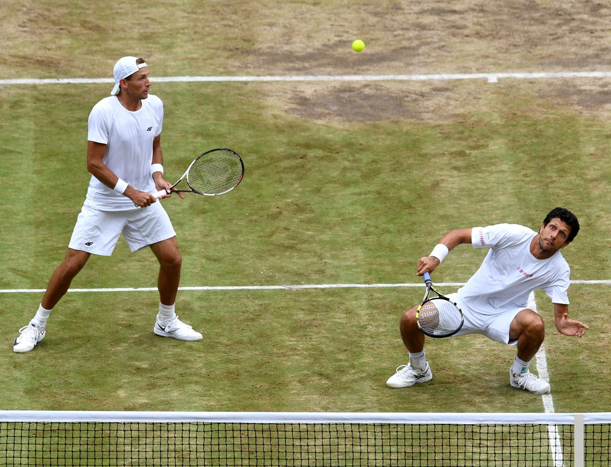 Rozstawieni z numerem ósmym Łukasz Kubot i brazylijski tenisista Marcelo Melo awansowali do 1/8 finału debla w wielkoszlemowym Wimbledonie. W drugiej rundzie wygrali w Londynie z Holendrami Sanderem Arendsem i Matwe Middelkoopem 6:2, 6:4.