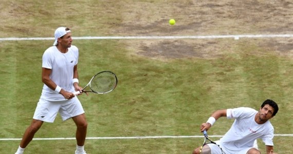 Rozstawieni z numerem ósmym Łukasz Kubot i brazylijski tenisista Marcelo Melo awansowali do 1/8 finału debla w wielkoszlemowym Wimbledonie. W drugiej rundzie wygrali w Londynie z Holendrami Sanderem Arendsem i Matwe Middelkoopem 6:2, 6:4.