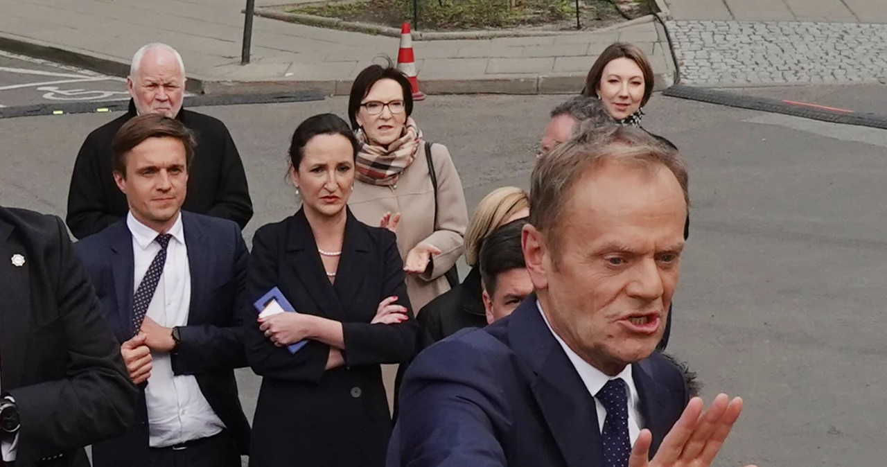 Donald Tusk, w tle Ewa Kopacz