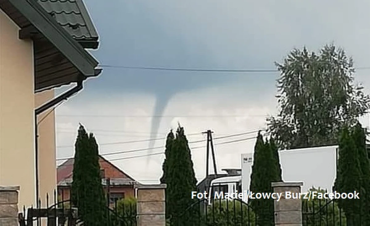 Niebezpieczna pogodowa sytuacja na Podhalu. Jak donoszą na Facebooku Łowcy Burz, w rejonie Czarnego Dunajca pojawił się tzw. lej kondensacyjny. Gdyby dotknął ziemi, przerodziłby się w trąbę powietrzną.