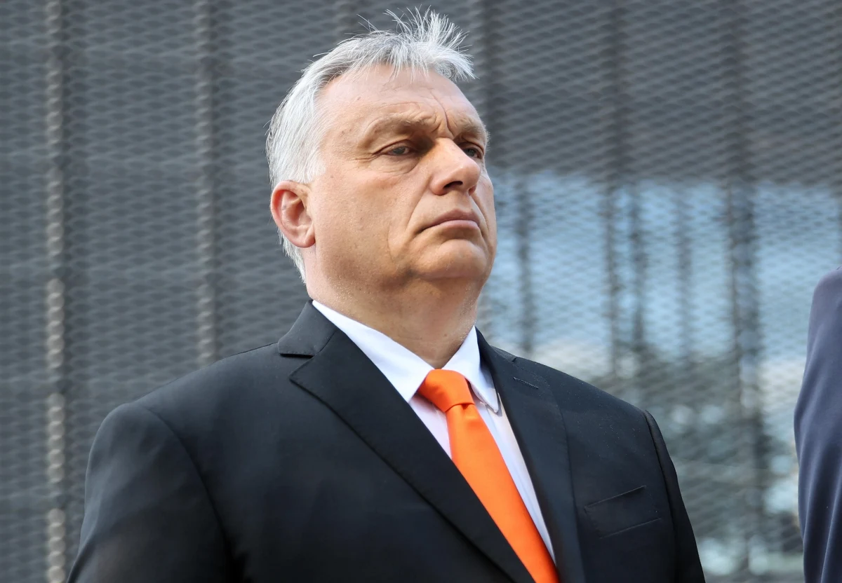 Wideo przedstawiające premiera Węgier Viktora Orbana podpisującego wspólną deklarację grupy partii w Europie, w tym PiS i włoskiej Ligi, zamieściła w piątek rządząca na Węgrzech partia Fidesz na swoim profilu na Facebooku. Z kolei szefowa francuskiego Zjednoczenia Narodowego stwierdziła, że to "pakt europejskich patriotów". 