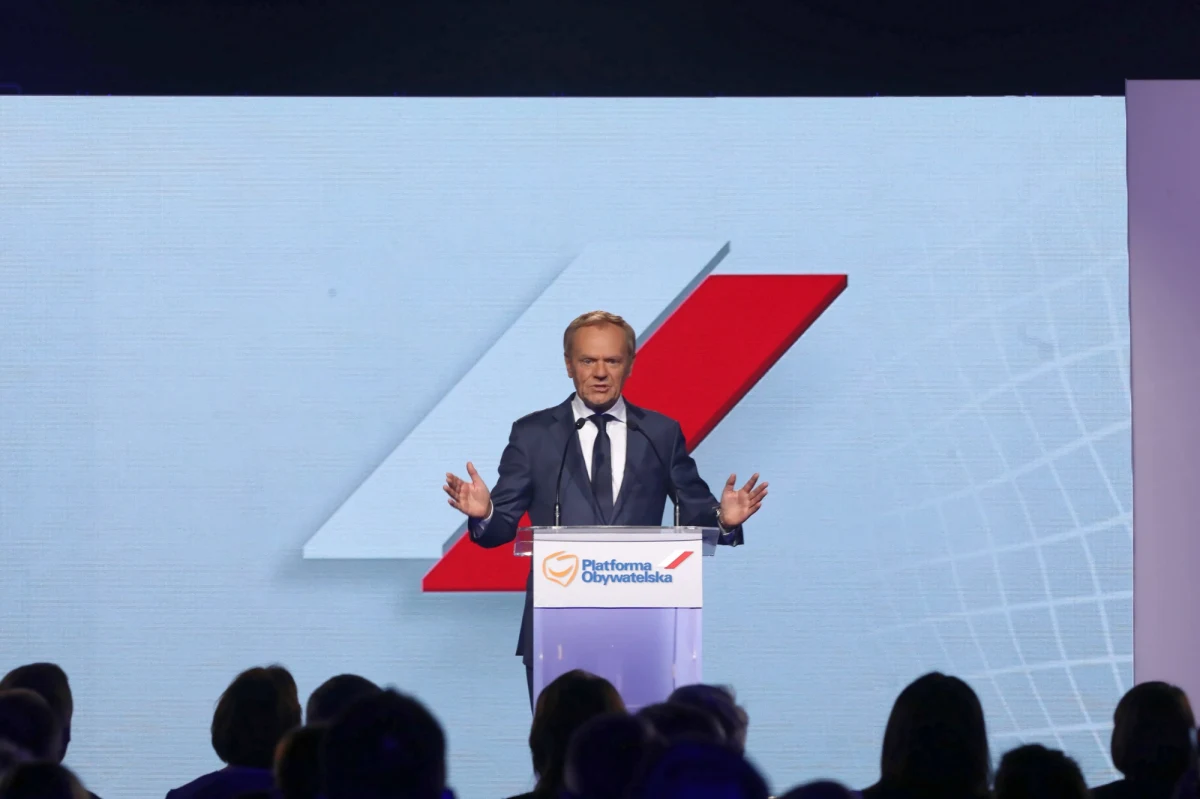 Nadejście tego "zbawiciela na białym koniu" wróży wojnę domową między Polkami i Polakami, ale także między Borysem Budką, Rafałem Trzaskowskim a Donaldem Tuskiem – ocenił w sobotę powrót byłego premiera do szefowania PO europoseł Lewicy Robert Biedroń.