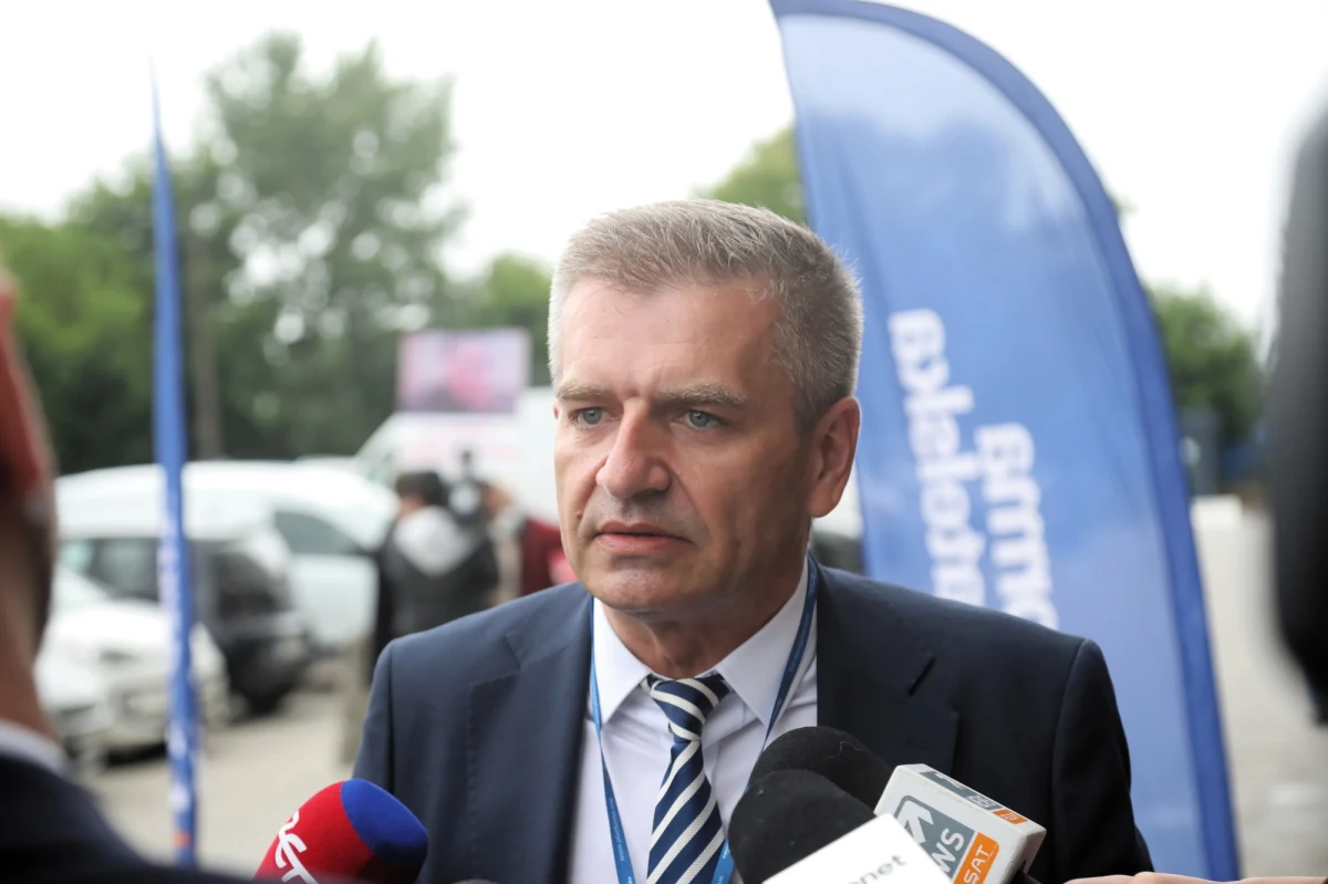 Mamy dziś Polskę, w której okradziono nas z marzeń, które chcemy przywrócić; to ten dzień, kiedy ruszamy do najważniejszego zderzenia politycznego w Polsce w ostatnich latach - z rządzącymi po to, żeby Polska wróciła na tory normalności - mówił europoseł PO Bartosz Arłukowicz, komentując przejęcie przez Donalda Tuska przywództwa w PO. Ludzie go słuchają, potrzeba nam kogoś takiego – dodała była premier Ewa Kopacz. 