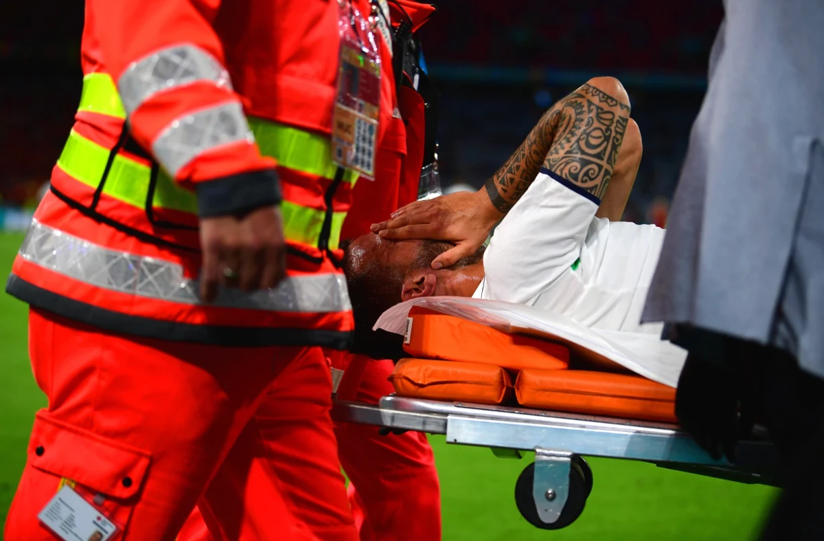 Włoski obrońca Leonardo Spinazzola nie zagra już prawdopodobnie w mistrzostwach Europy. Piłkarz AS Roma opuścił drużynę i poleciał do Rzymu na badania lekarskie. Ma podejrzenie zerwanego ścięgna Achillesa. Do kontuzji doszło w trakcie meczu ćwierćfinałowego z Belgią (2:1).