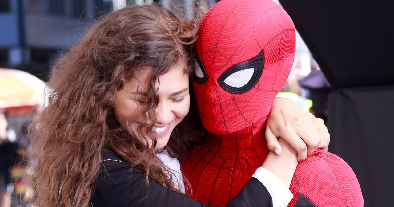 Od dawna mówiło się o tym, że Tom Holland i Zendaya są parą nie tylko na planie filmów o Spider-Manie. Ostatnie zdjęcia potwierdzają spekulacje mediów.