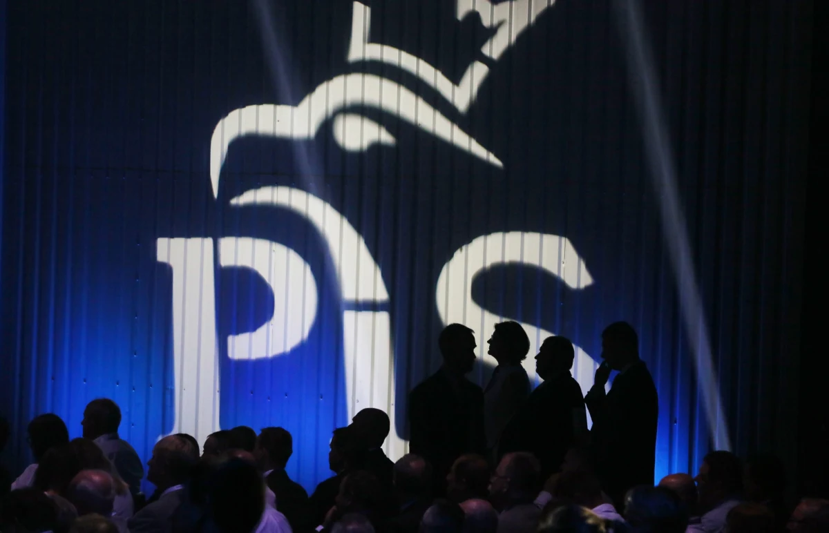 Współmałżonkowie, dzieci, rodzeństwo oraz rodzice posłów i senatorów PiS nie mogą zasiadać w radach nadzorczych spółek Skarbu Państwa - czytamy w uchwale przyjętej podczas sobotniego kongresu Prawa i Sprawiedliwości. Mogą jednak pracować w spółkach SP, jeśli zostały zatrudnione ze względu na "kompetencje". 