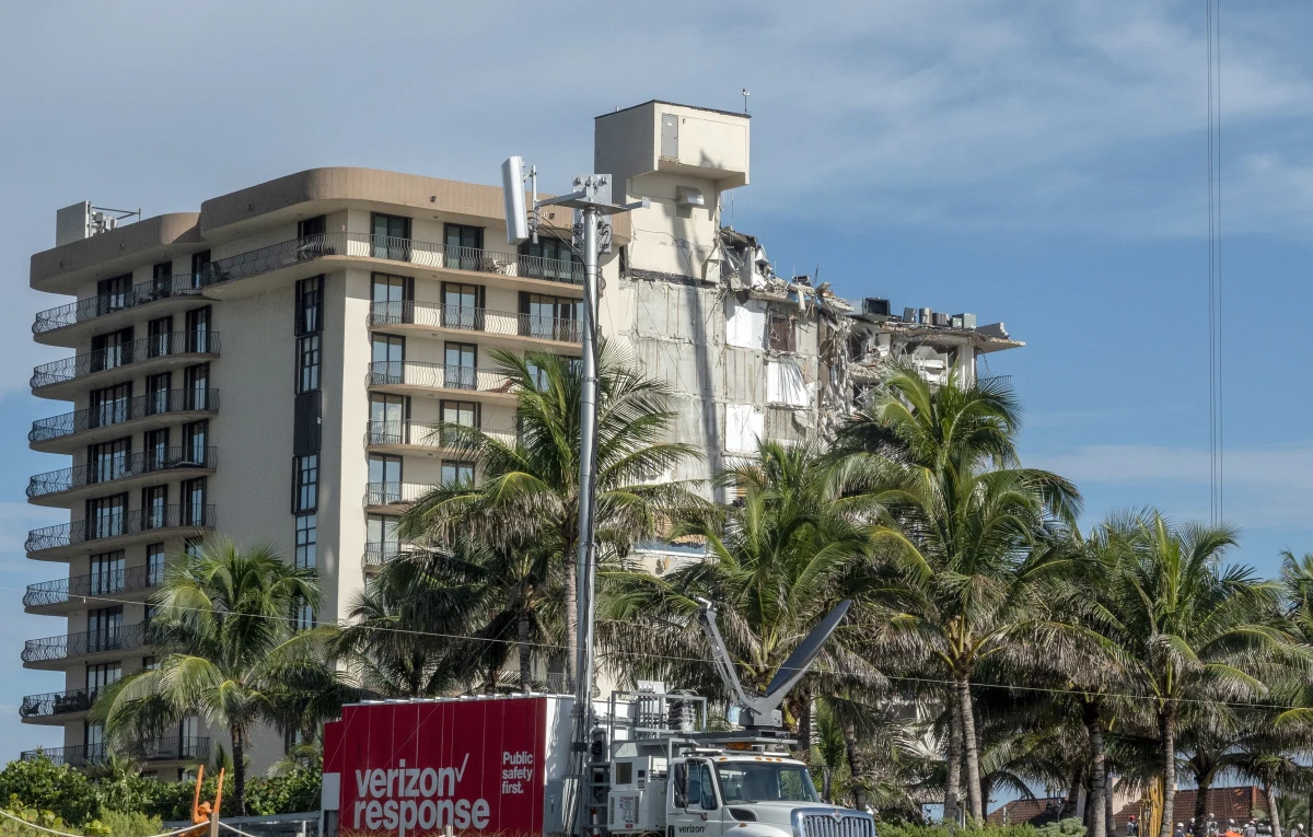 Znaleziono ciała kolejnych dwóch ofiar katastrofy budowlanej na Florydzie - poinformowała burmistrz hrabstwa Miami-Dade Daniella Levine Cava. Liczba ofiar zawalenia się apartamentowca w Surfside wzrosła tym samym do 24, za zaginione uznaje się 124 osoby. 