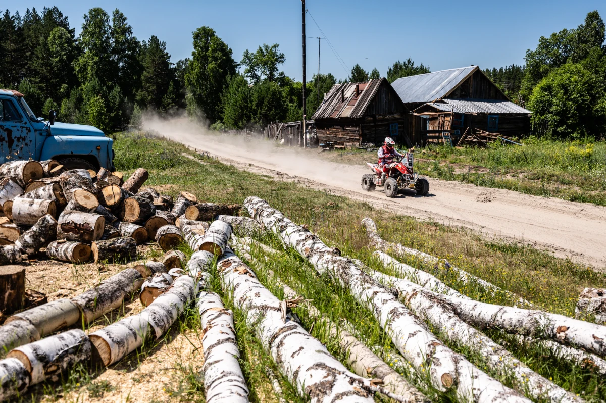 Dwa pierwsze etapy Silk Way Rally upłynęły pod znakiem syberyjskich wertepów, przejazdów przez błoto i wielkie kałuże. Rafał Sonik zmagał się nie tylko z trudnym terenem i wymagającą nawigacją, ale również… pułapkami zastawionymi przez kibiców. W drugim dniu ścigania stracił sporo czasu, usuwając przeszkodę ustawioną przez miejscowych. 