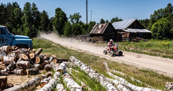 Dwa pierwsze etapy Silk Way Rally upłynęły pod znakiem syberyjskich wertepów, przejazdów przez błoto i wielkie kałuże. Rafał Sonik zmagał się nie tylko z trudnym terenem i wymagającą nawigacją, ale również… pułapkami zastawionymi przez kibiców. W drugim dniu ścigania stracił sporo czasu, usuwając przeszkodę ustawioną przez miejscowych. 