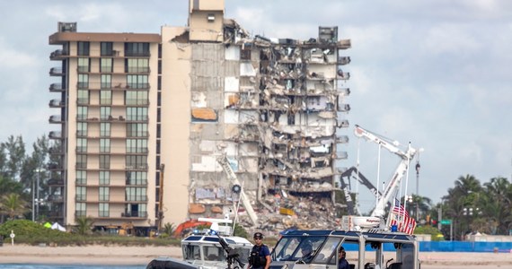 Grupy ratownicze zawiesiły w sobotę po południu czasu lokalnego przeszukiwanie gruzów zawalonego apartamentowca w Surfside na Florydzie - poinformowały miejscowe władze. W związku ze zbliżającym się sztormem tropikalnym Elsa podjęto decyzję o wyburzeniu części budynku, która nie uległa zniszczeniu.