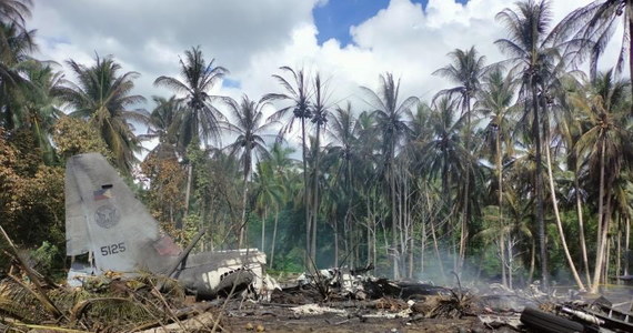 Co najmniej 45 osób zginęło, a co najmniej 50 zostało rannych w katastrofie samolotu wojskowego C-130, który rozbił się w niedzielę podczas lądowania na wyspie Jolo na południu Filipin - podały filipińskie władze. Wojsko wyciągało rozbitków z płonącego wraku samolotu.
