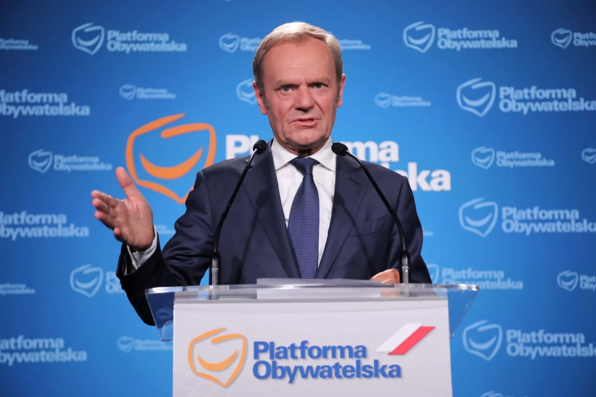 Termin "koryto plus" oddaje dość dobrze stan rzeczy dzisiaj w Polsce - powiedział w niedzielę lider PO Donald Tusk. Krytycznie odniósł się przy tym do uchwały PiS dotyczącej walki z nepotyzmem w spółkach Skarbu Państwa.