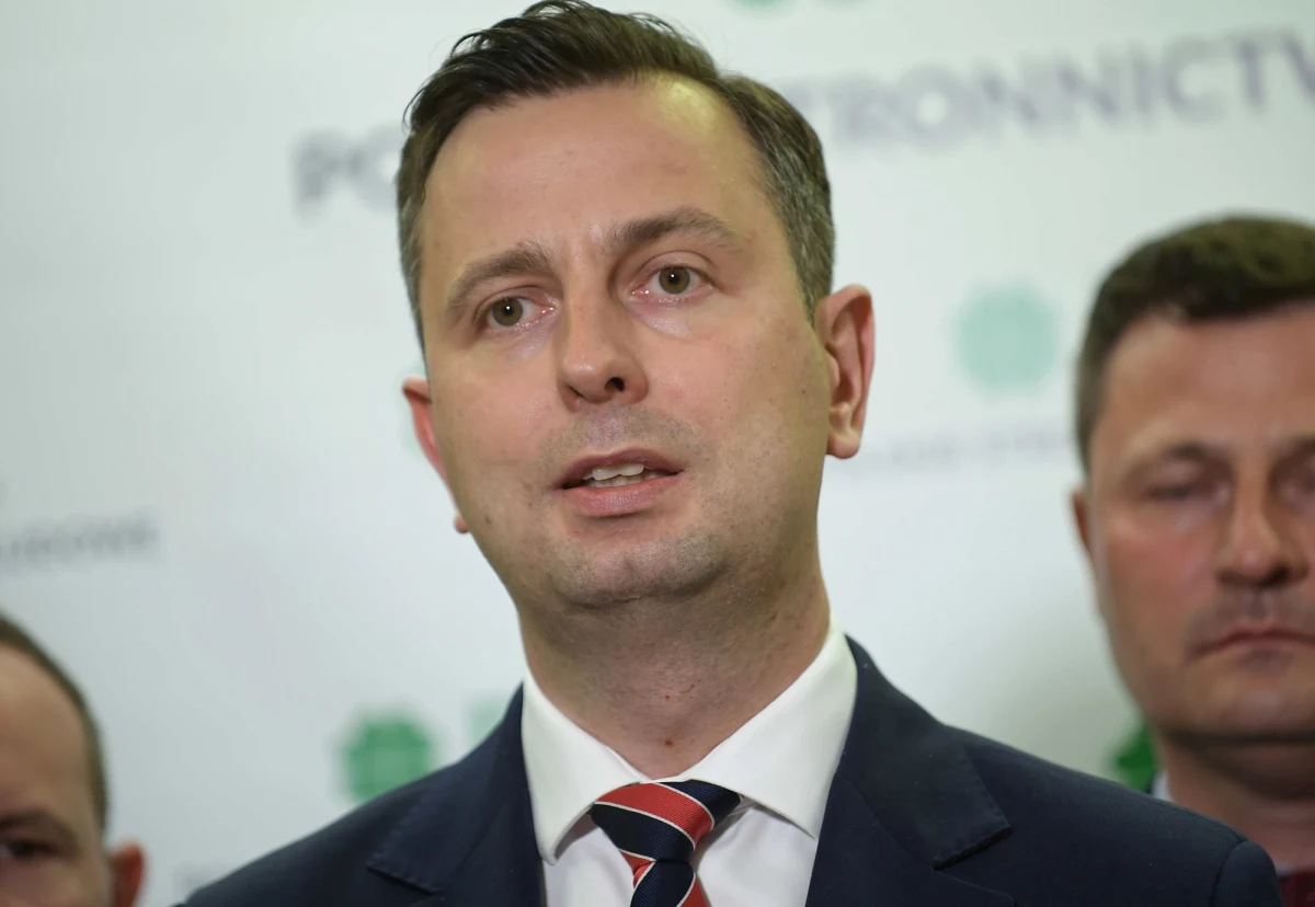 Lider PSL Władysław Kosiniak-Kamysz zażądał na konferencji prasowej zorganizowanej na jednej ze stacji Orlen w Warszawie obniżenia na wakacje i po wakacjach cen benzyny. "O połowę ceny benzyny w dół" - apelował lider PSL. W pewnym momencie ceny na stacji obniżyły się o 15 groszy. Do ludowców wyszła także rzeczniczka Orlenu. 