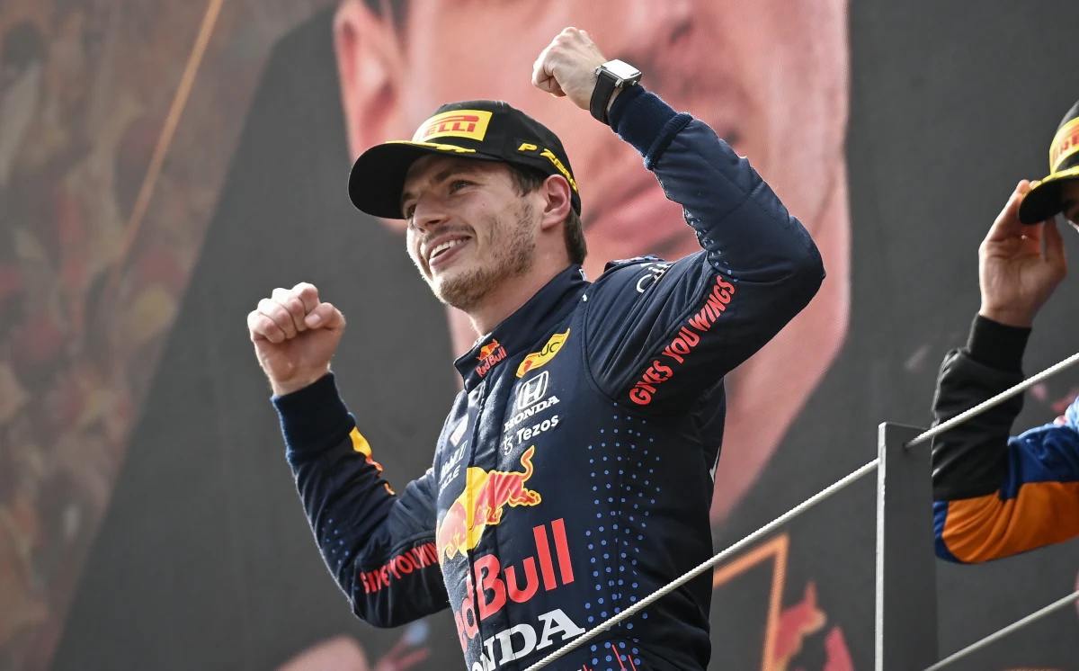 ​Prowadzący w klasyfikacji generalnej mistrzostw świata Formuły 1 Holender Max Verstappen wygrał w Spielbergu wyścig o Grand Prix Austrii, dziewiątą rundę cyklu. Kierowca Red Bulla odniósł trzecie zwycięstwo z rzędu i 15. w karierze.